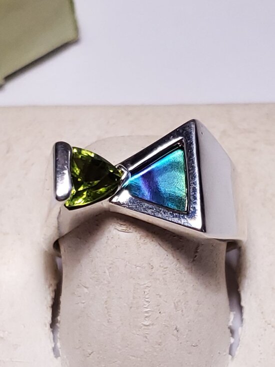 Jewelry - Estate 4ctw Natural Peridot & Abalone sideways triangle SterlingSilver Ring24831